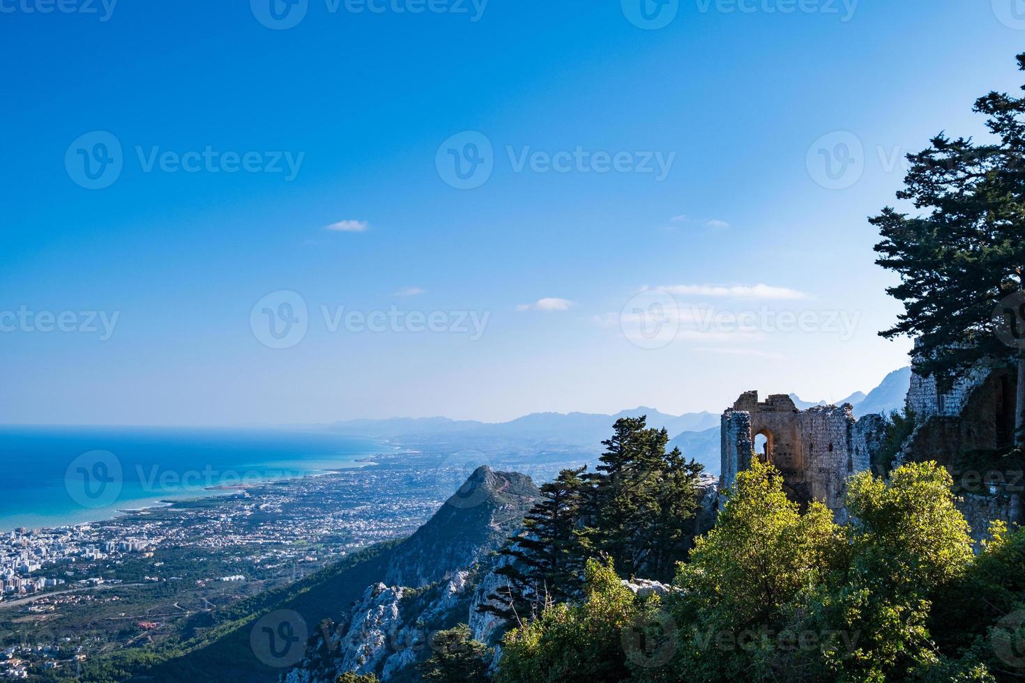 uitzicht vanaf het kasteel van saint hilarion kyrenia cyprus foto