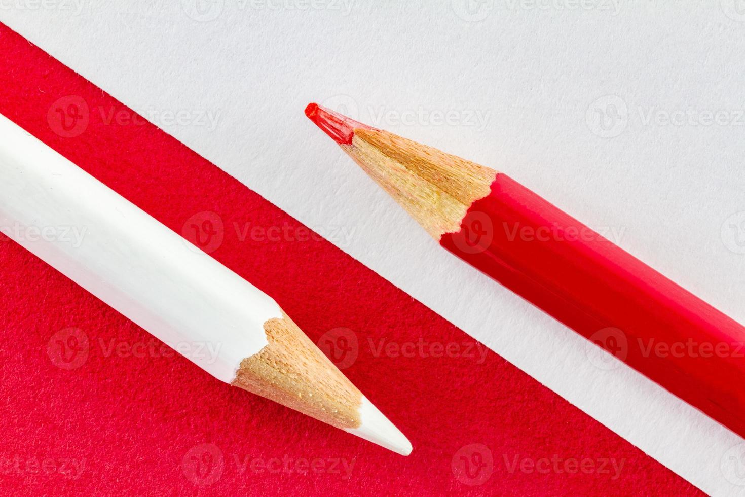 kleurpotloden op rood en wit kleurendocument diagonaal gerangschikt foto