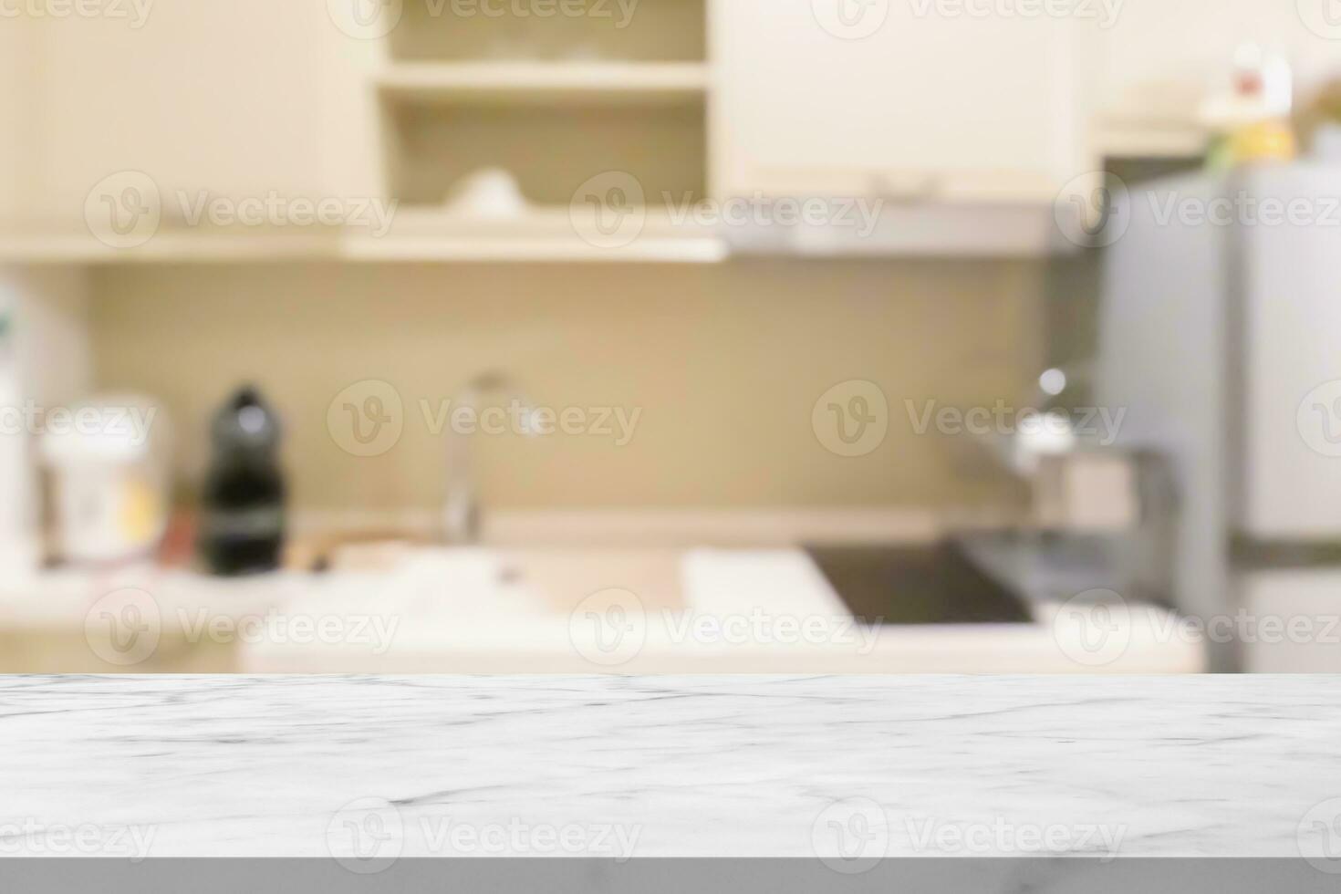 wit marmeren steen teller top met wazig keuken achtergrond foto