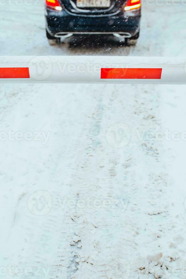 parkeren in moeilijk weer voorwaarden in een sneeuwstorm in de sneeuw - arm zichtbaarheid foto