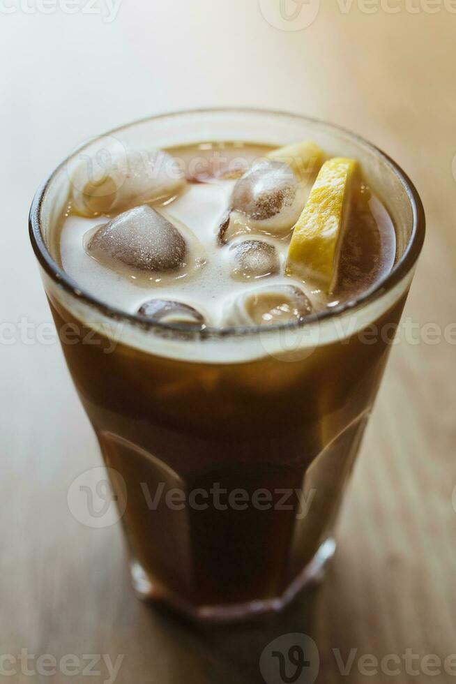 bevroren koffie in een glas met ijs en citroen - een zomer drinken voor levendigheid foto