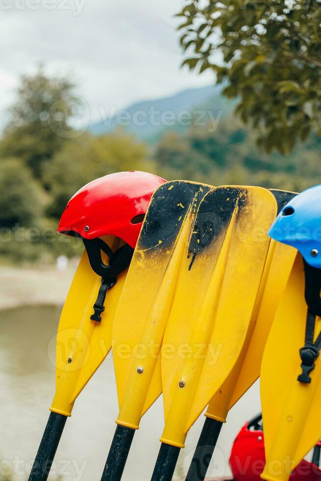 geel plastic kajak peddels voor raften Aan opblaasbaar boten Aan de rivier- foto