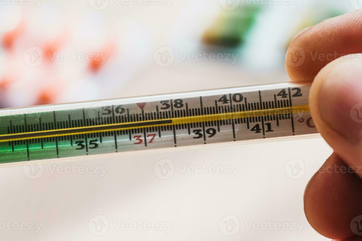 temperatuur 38 Aan een kwik thermometer - koorts in geval van ziekte - virale epidemie foto