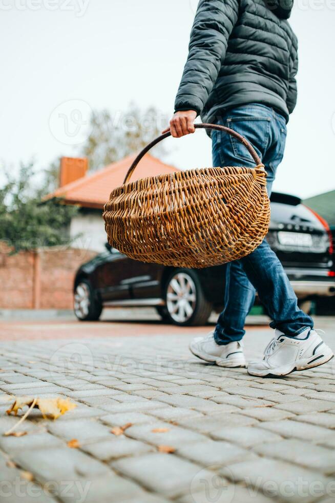herfst seizoen van plukken champignons in de Woud - een Mens paddestoel picker in de vroeg ochtend- met een mand is gaan naar Gaan naar de Woud foto