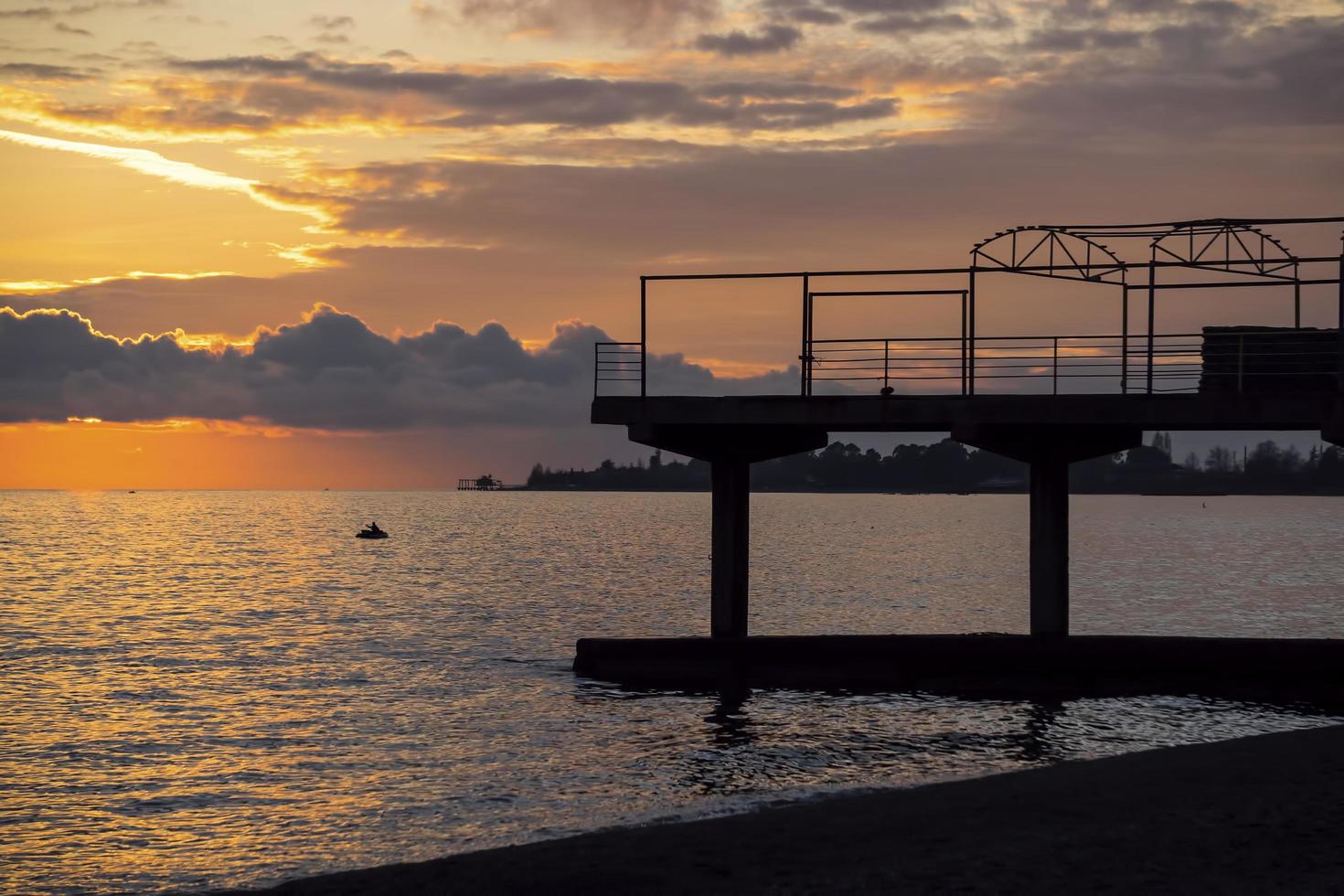 zeegezicht met prachtige zonsondergangen en silhouetten foto