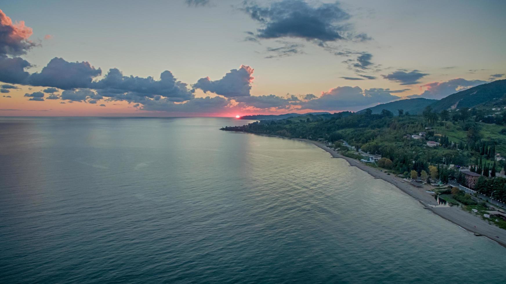 zeegezicht vanaf een hoogte met uitzicht op het dorp en de zee in new athos foto