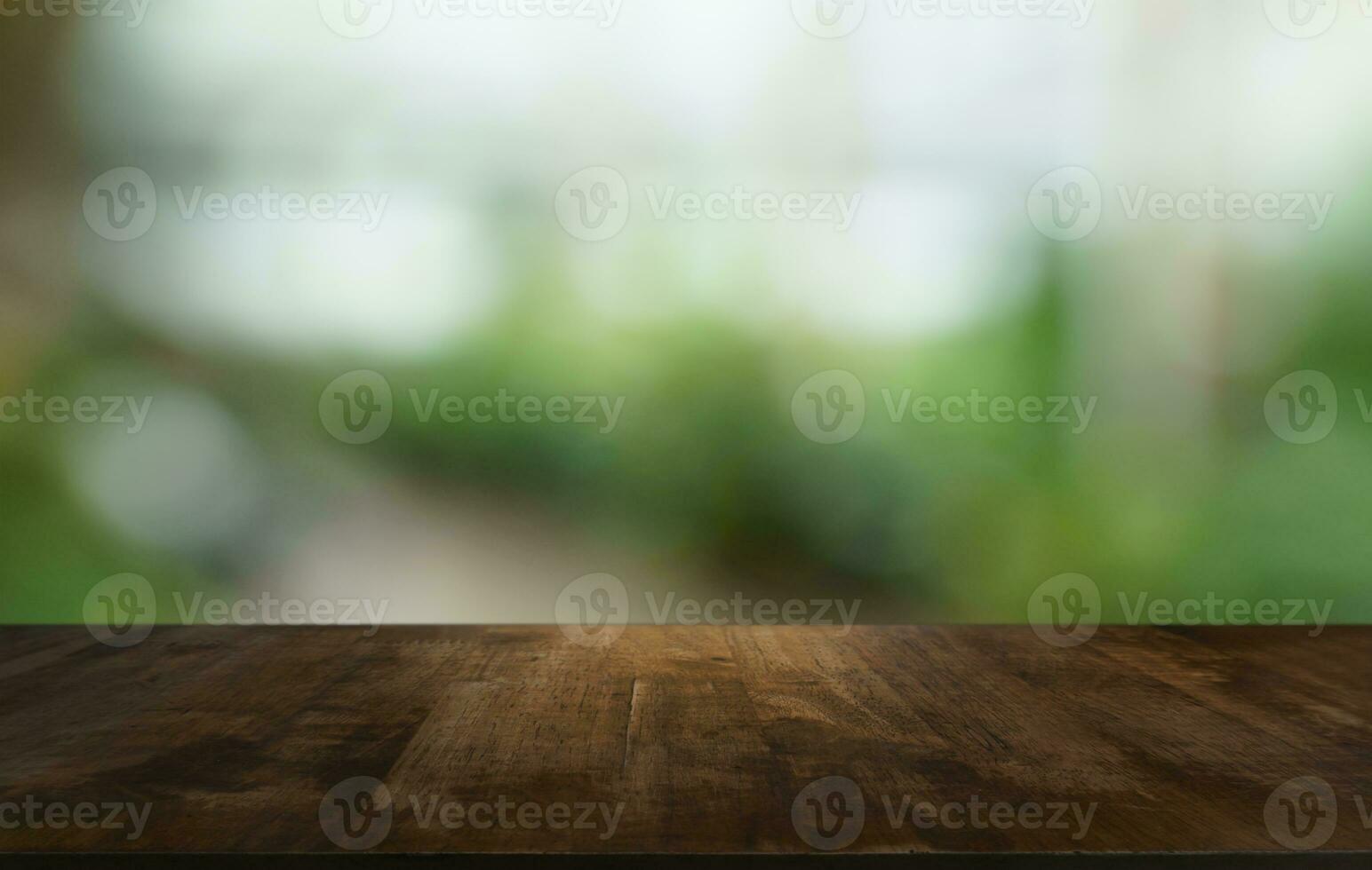 leeg hout tafel top en vervagen van uit deur tuin achtergrond leeg houten tafel ruimte voor tekst afzet Promotie. blanco hout tafel kopiëren ruimte voor achtergrond foto