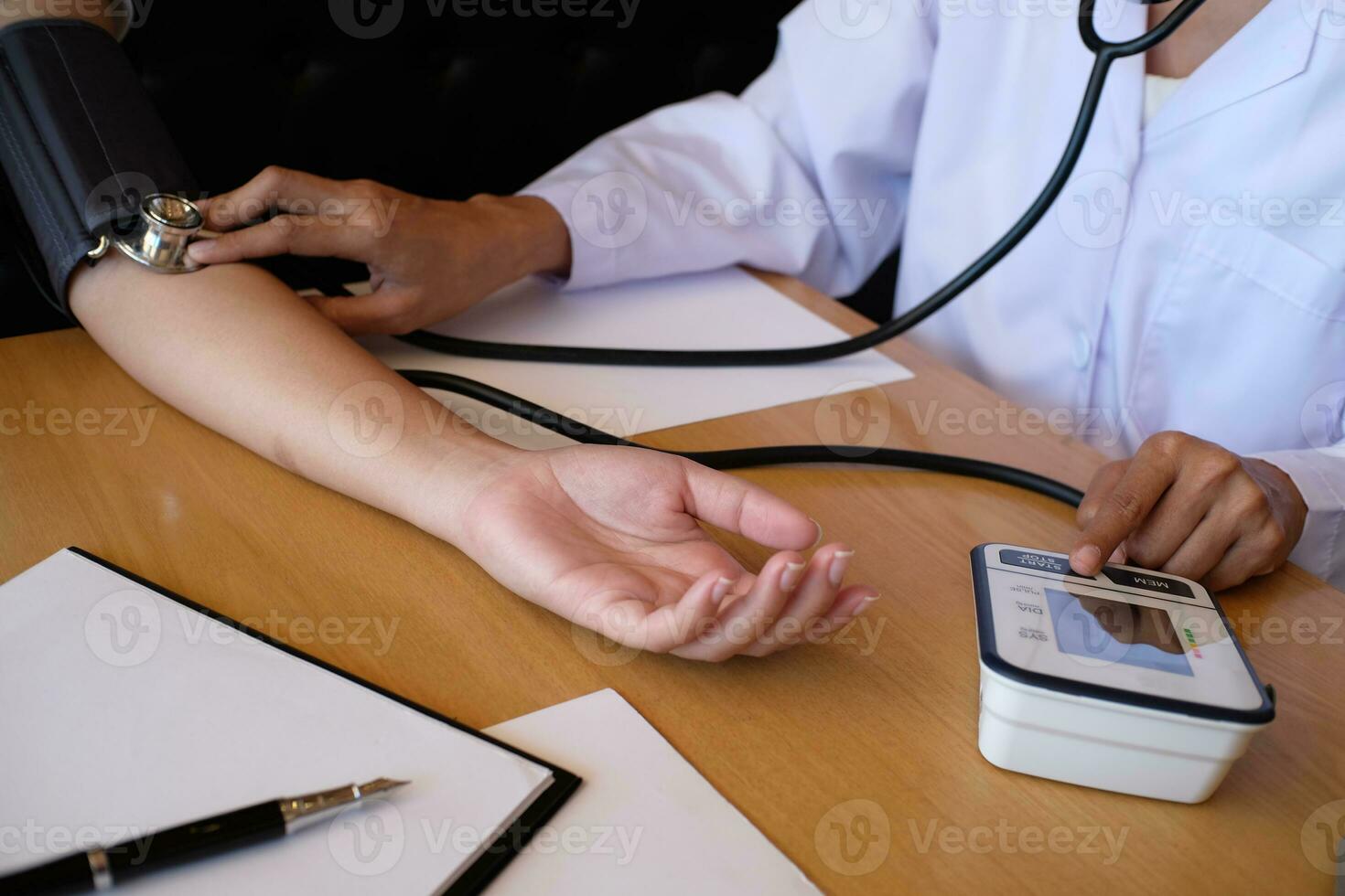 dokter controle geduldig arterieel bloed druk. Gezondheid zorg foto