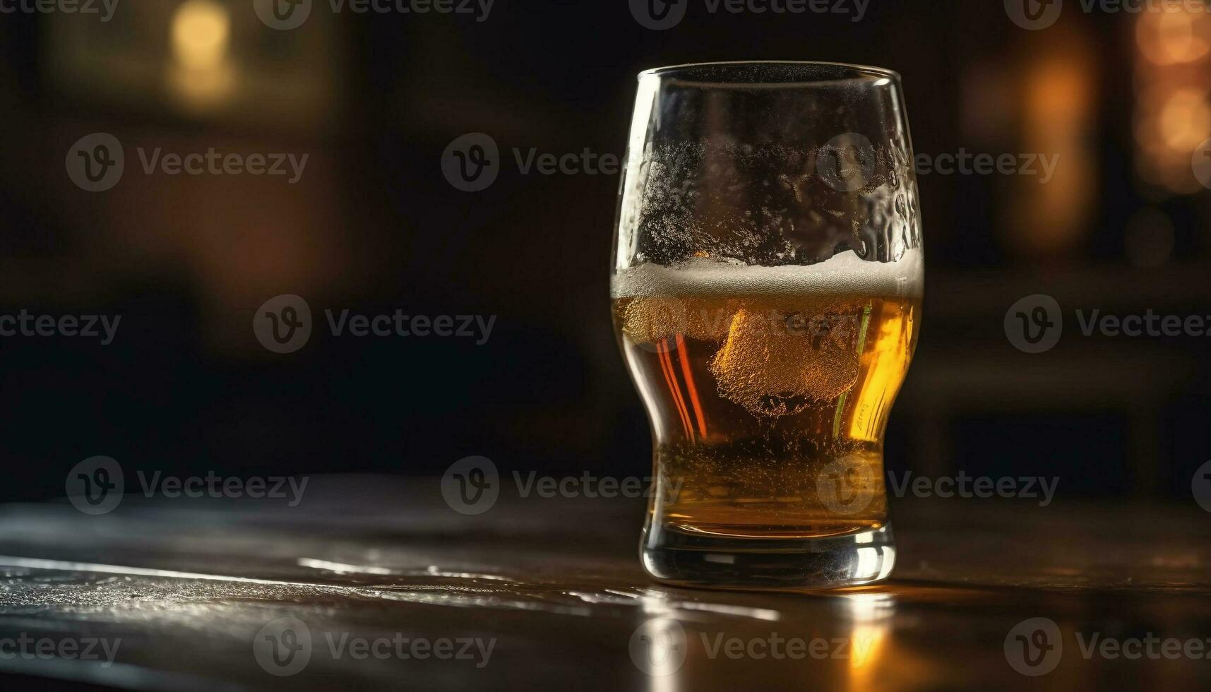 schuimig bier in een pint glas, verfrissend gegenereerd door ai foto