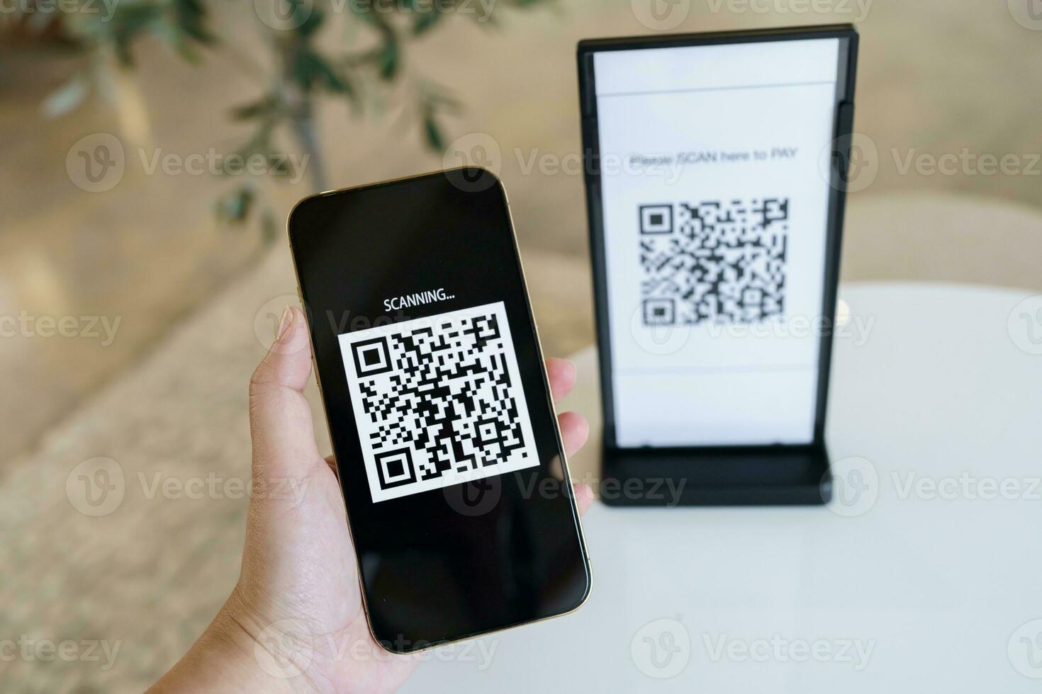 qr code betaling. e portemonnee. Mens scannen label geaccepteerd genereren digitaal betalen zonder geld.scannen qr code online boodschappen doen zonder contant geld betaling en verificatie technologie concept. foto