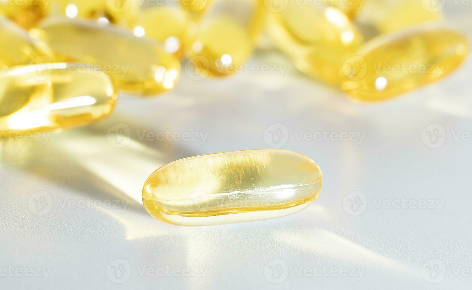 vitamine d geel supplement gel capsules, vis olie omega 3 Aan wit achtergrond, macro schot foto