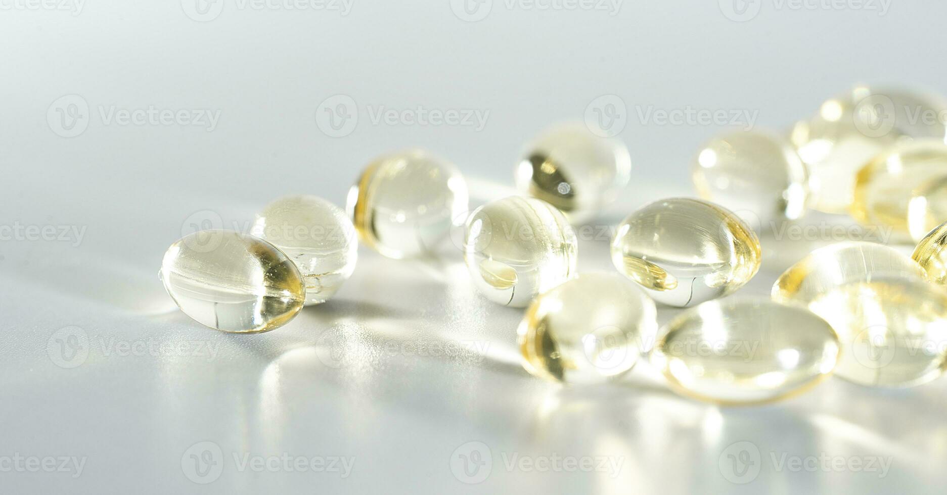 vitamine d geel supplement gel capsules, vis olie omega 3 Aan wit achtergrond, macro schot foto