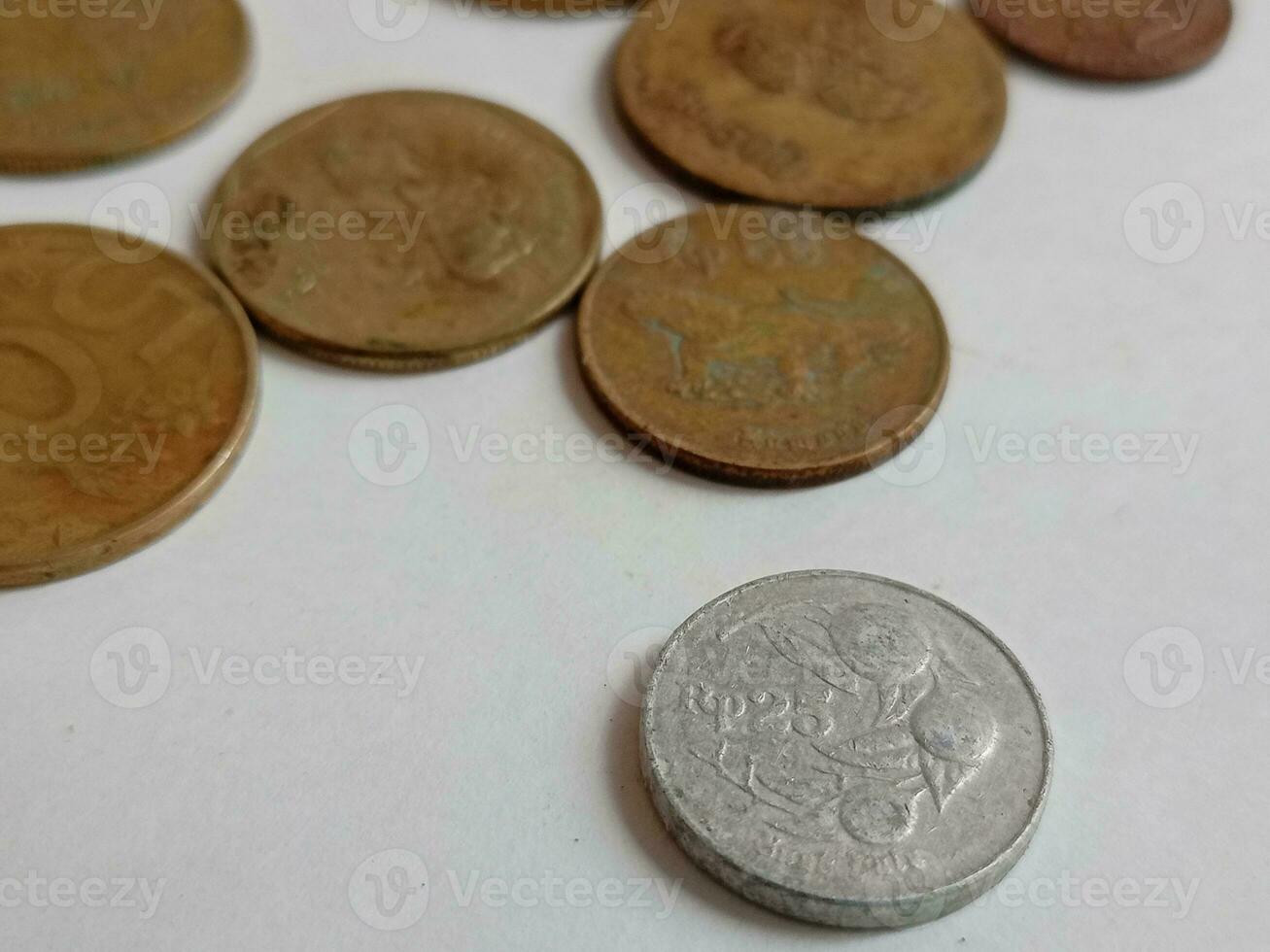 veel oude munten geïsoleerd van Indonesië. roepia valuta foto