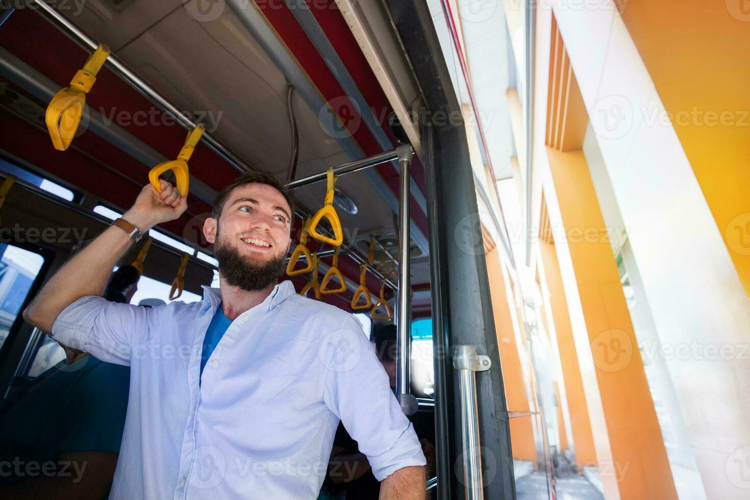 Mens op reis net zo passagier van een bus foto