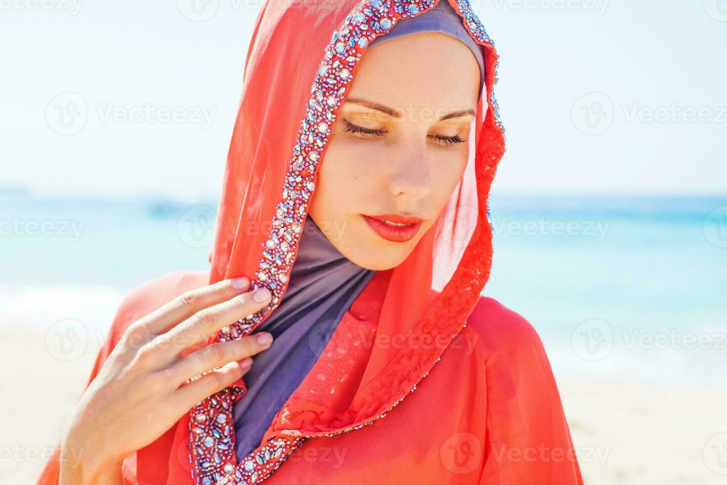 mooi vrouw in Arabisch kleren foto