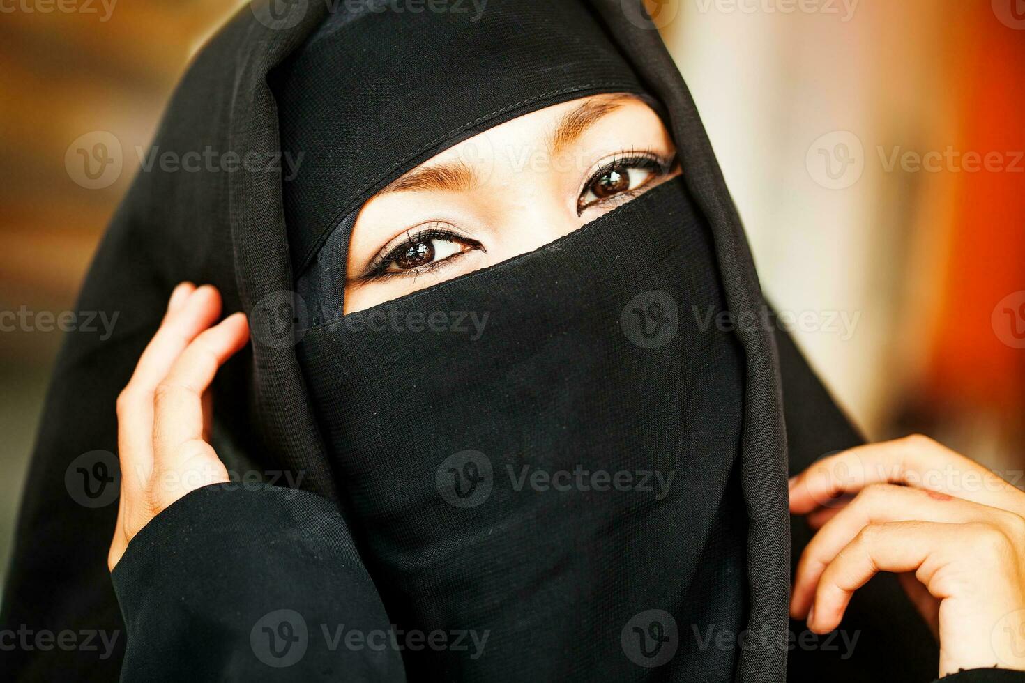 vrouw in burka met bedenken foto