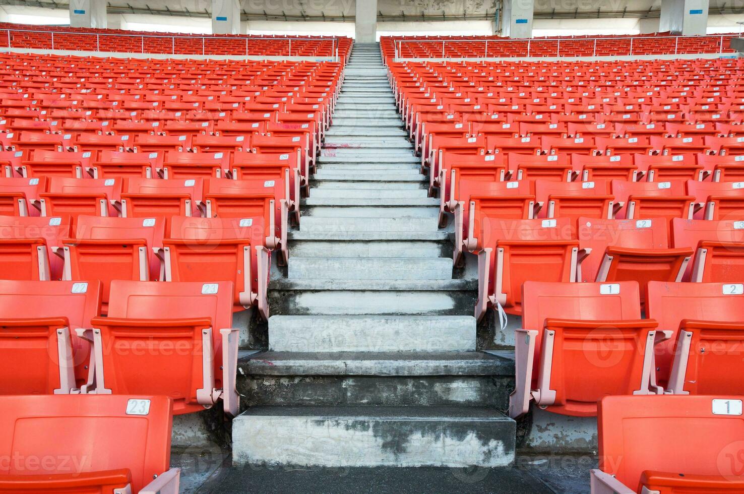 leeg oranje stoelen Bij stadion, rijen loopbrug van stoel Aan een voetbal stadion foto