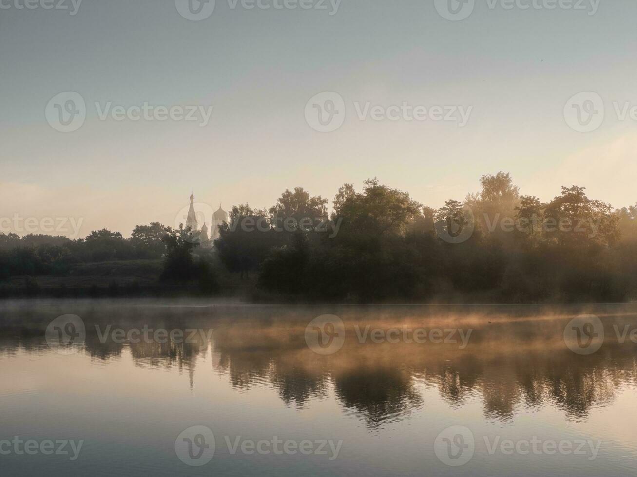 mooi ochtend- landschap met mist over- de meer foto