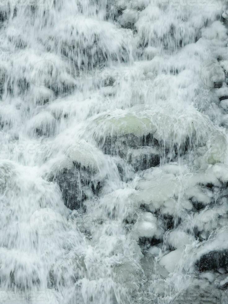 bevroren berg waterval. waterval met ijs. winter achtergrond. foto