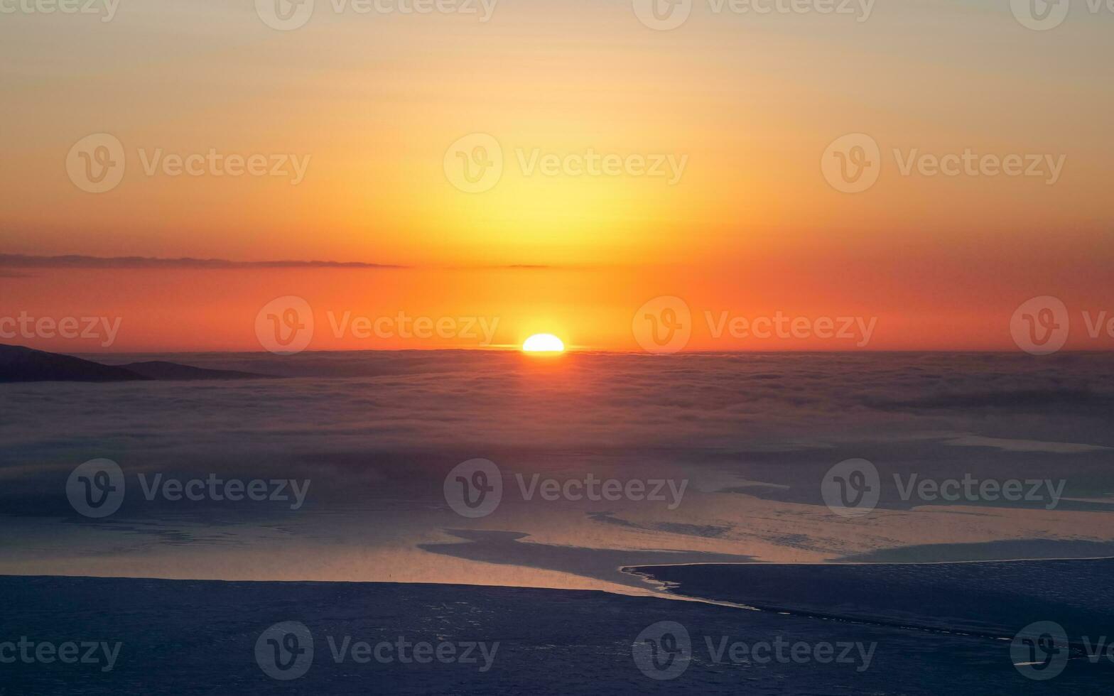 mooi arctisch zonsondergang. panoramisch toneel- kleurrijk lucht Bij ochtendgloren. antenne visie. zonsopkomst helder lucht met wit zee. top visie van hoog hoogte. foto