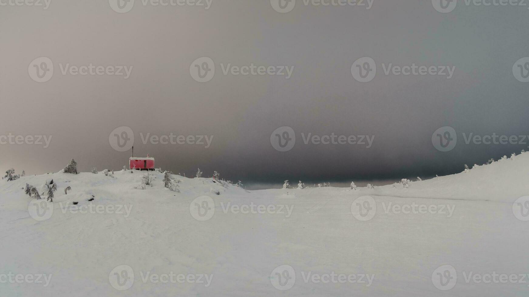 cabine in avond winter. dubbelheid Aan de berg volodyanaja kandalaksha, Moermansk regio in Rusland. panoramisch visie. foto