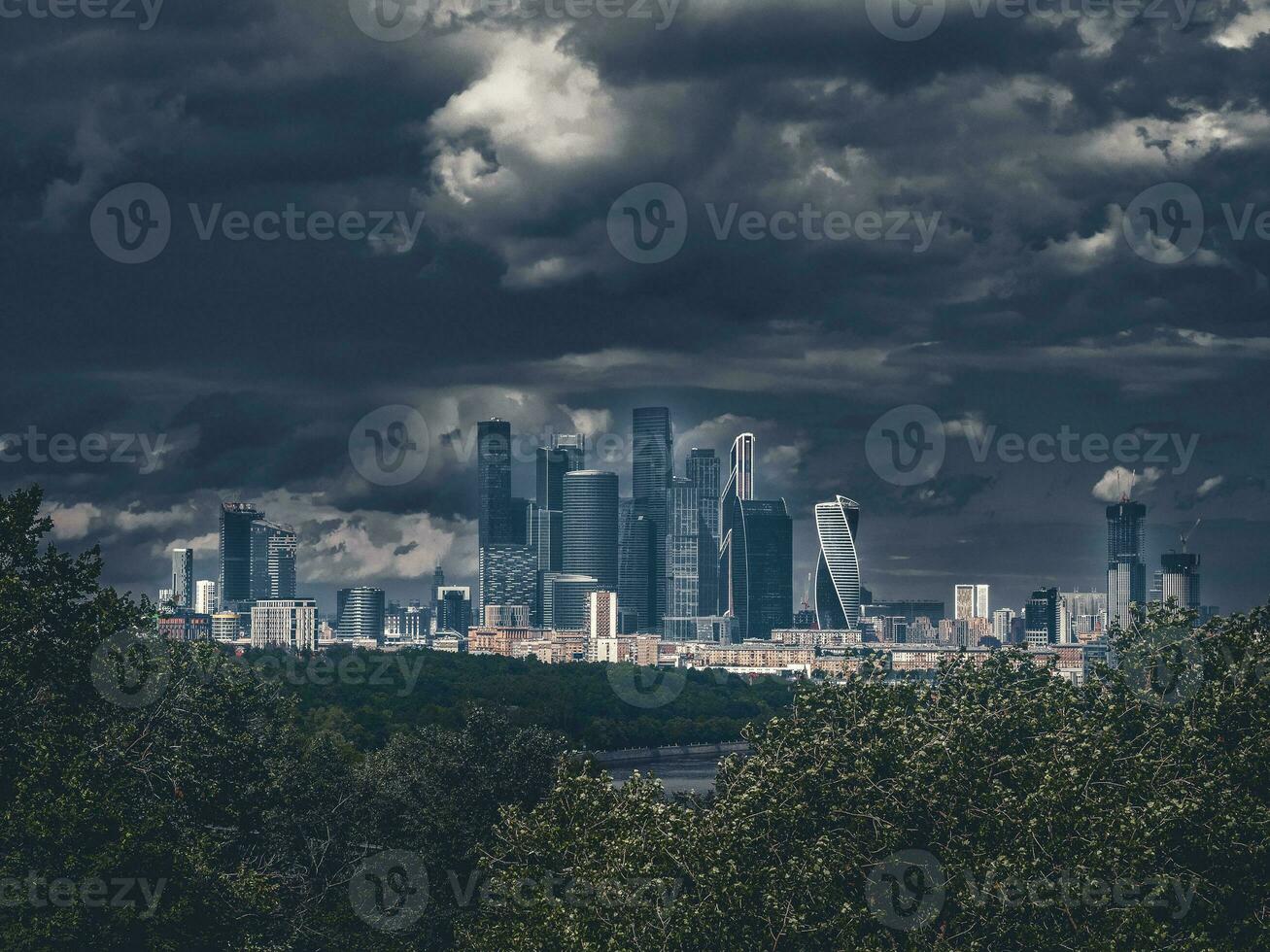 donker mystiek visie Aan Moskou Internationale bedrijf centrum. bedrijf wijk van de stad foto