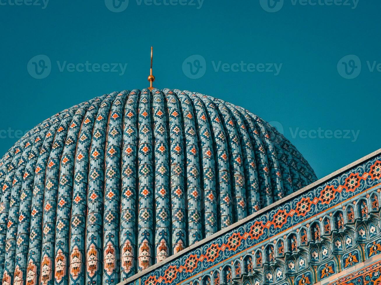 mooi toren van de moskee tegen de blauw lucht foto