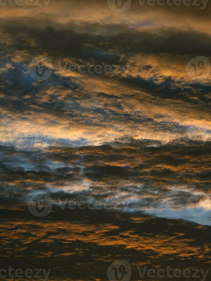 abstract structuur van een dramatisch rood lucht met wolken foto