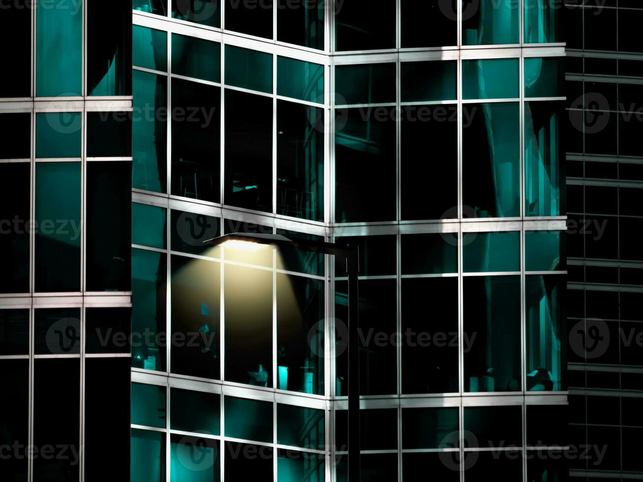 spiegel kubus fragment van een gebouw met een lamp foto