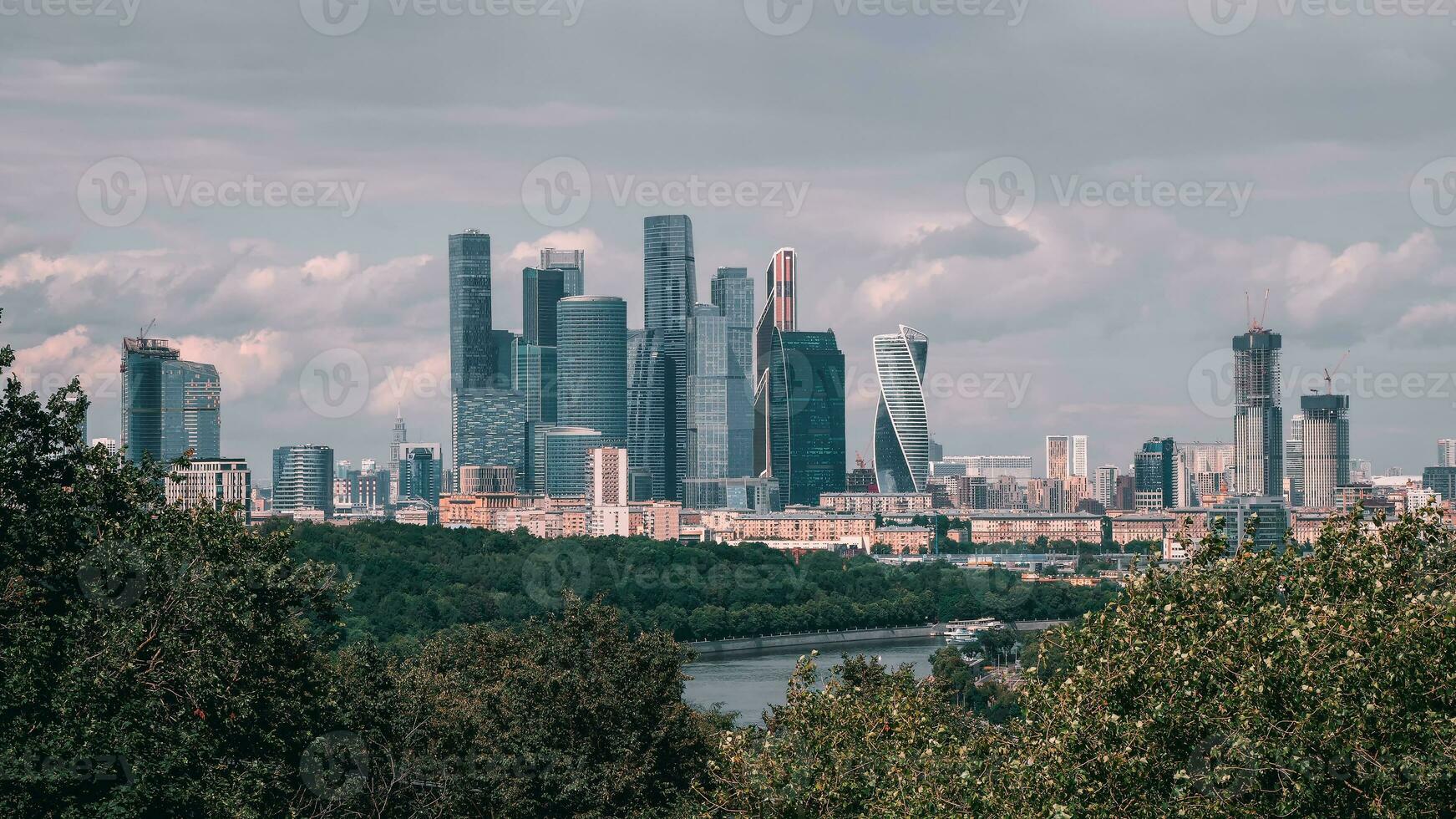 panoramisch visie van de Moskou Internationale bedrijf centrum. mus heuvels of vorobyovy bloederig. centraal Oppervlakte van Moskou foto