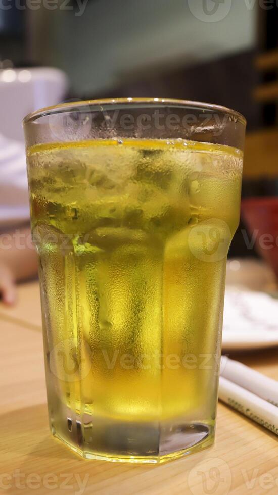 Japans groen thee of oke thee of geel drinken thee geserveerd in een hoog glas. ryokucha Japans thee. foto