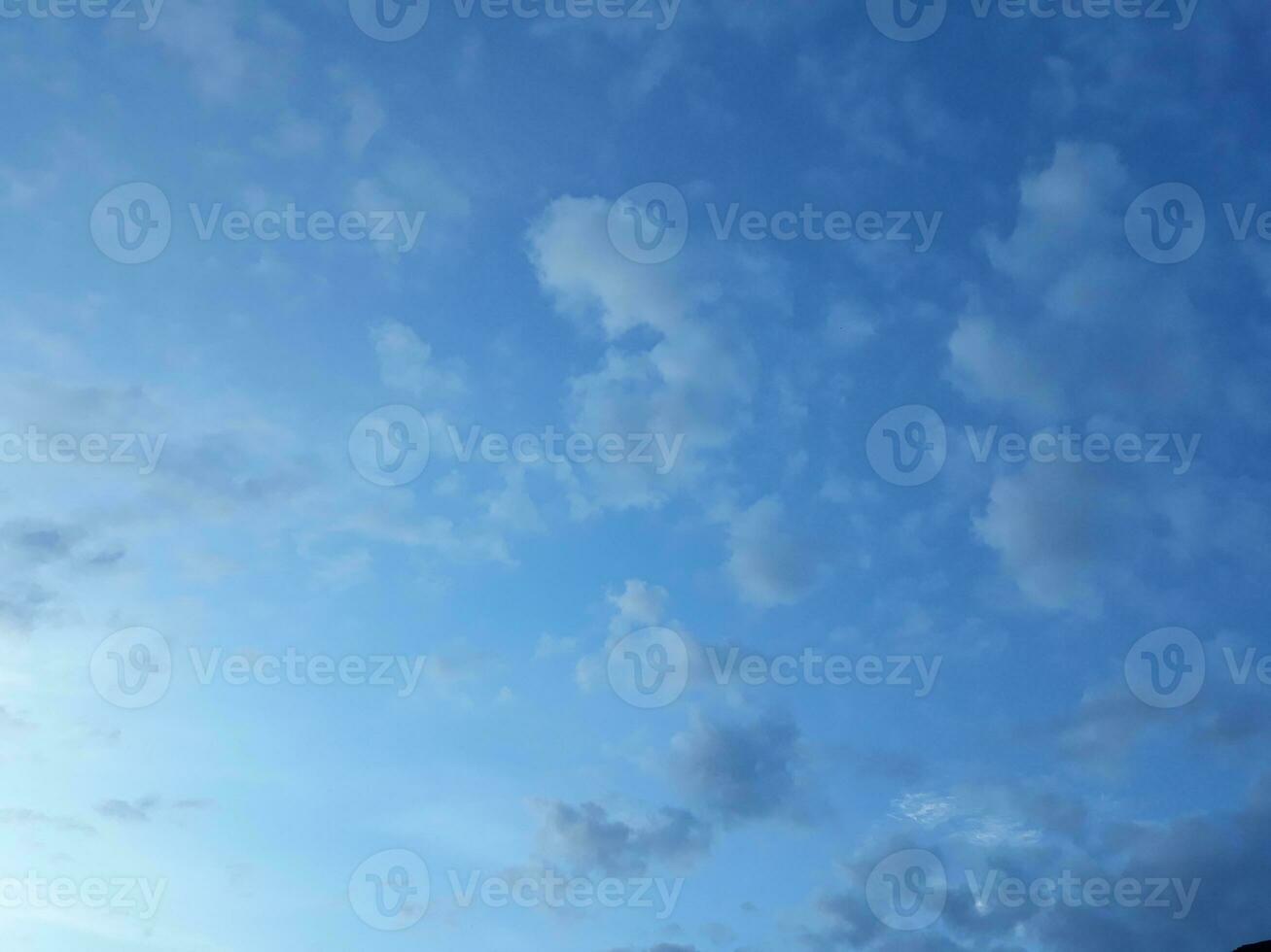 een visie van de blauw lucht met een bundel van wolken foto