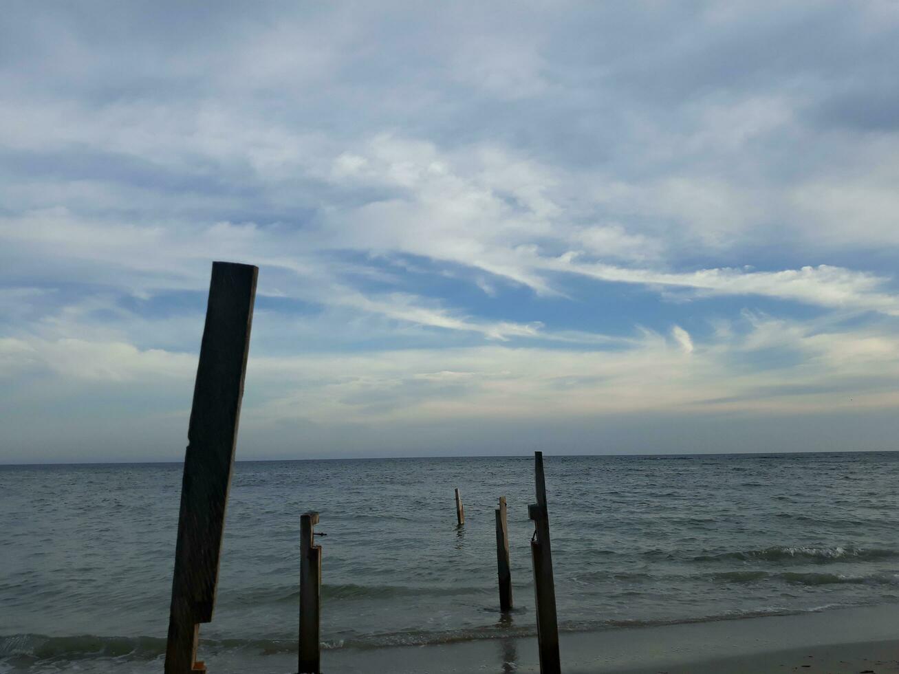de lucht bovenstaand de strand met de schaduw van een houten silhouet staand rechtop foto