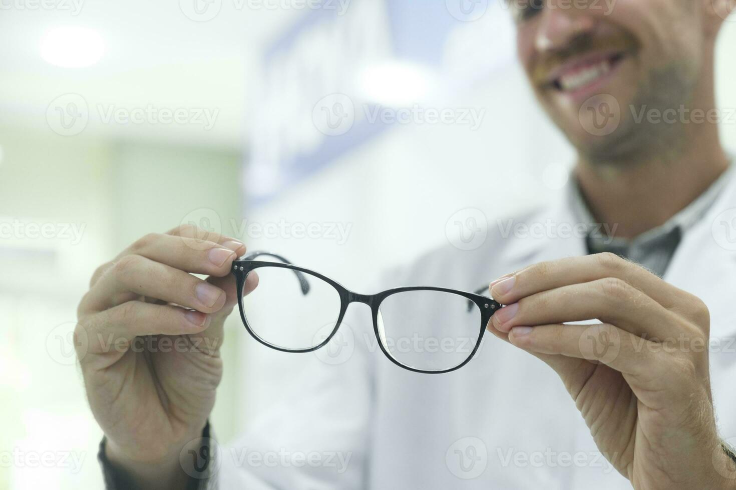 opticien suggereren nieuw bril kader naar klanten. foto