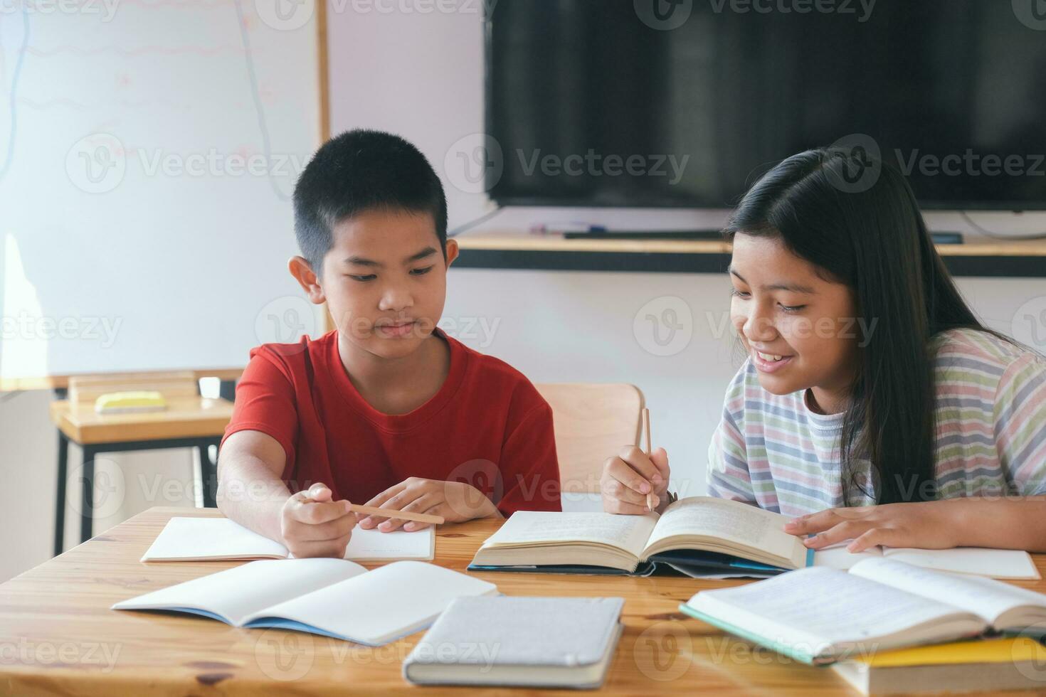 twee primair school- kinderen aan het leren samen. foto