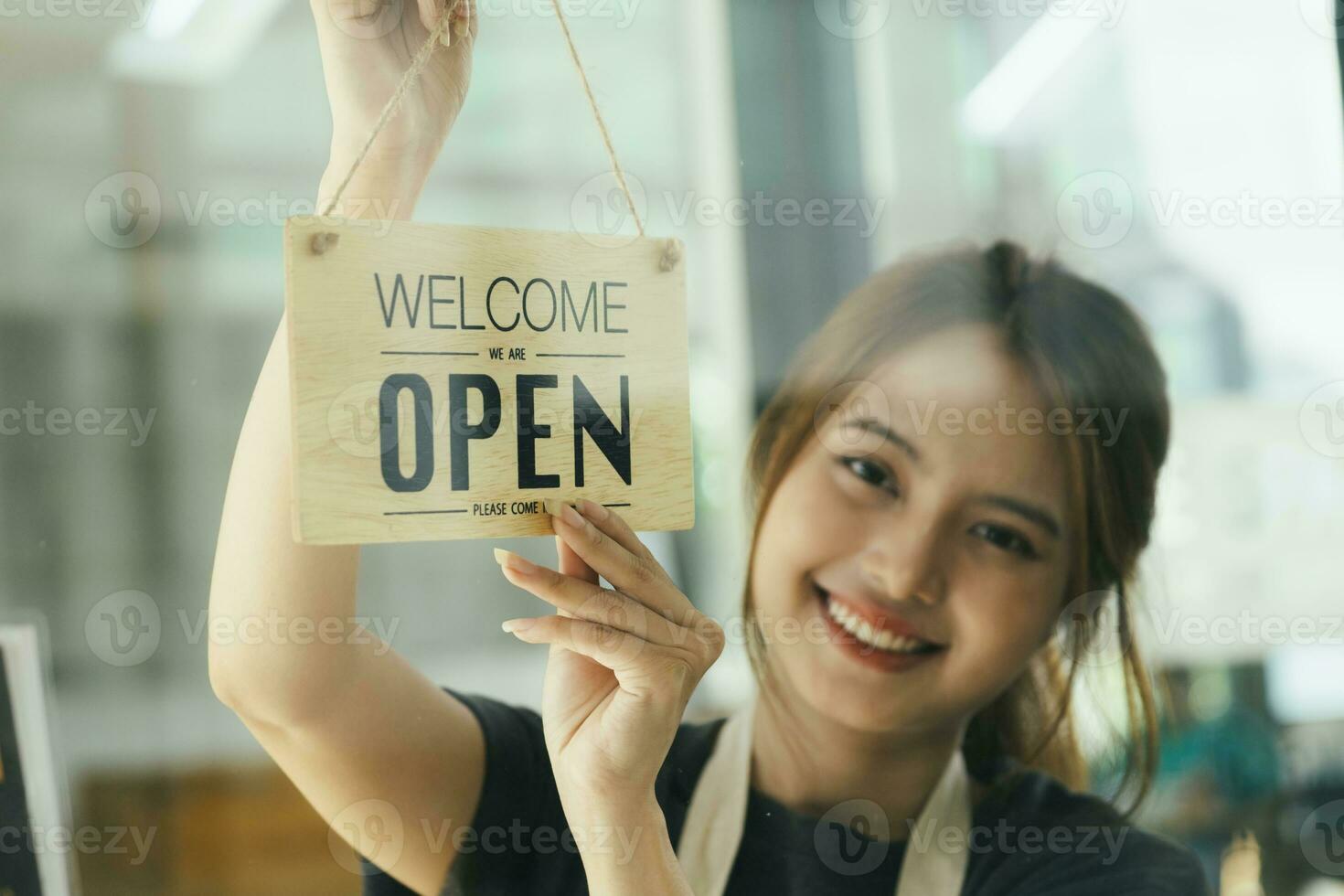 jong bedrijf eigenaar Open de koffie winkel. foto