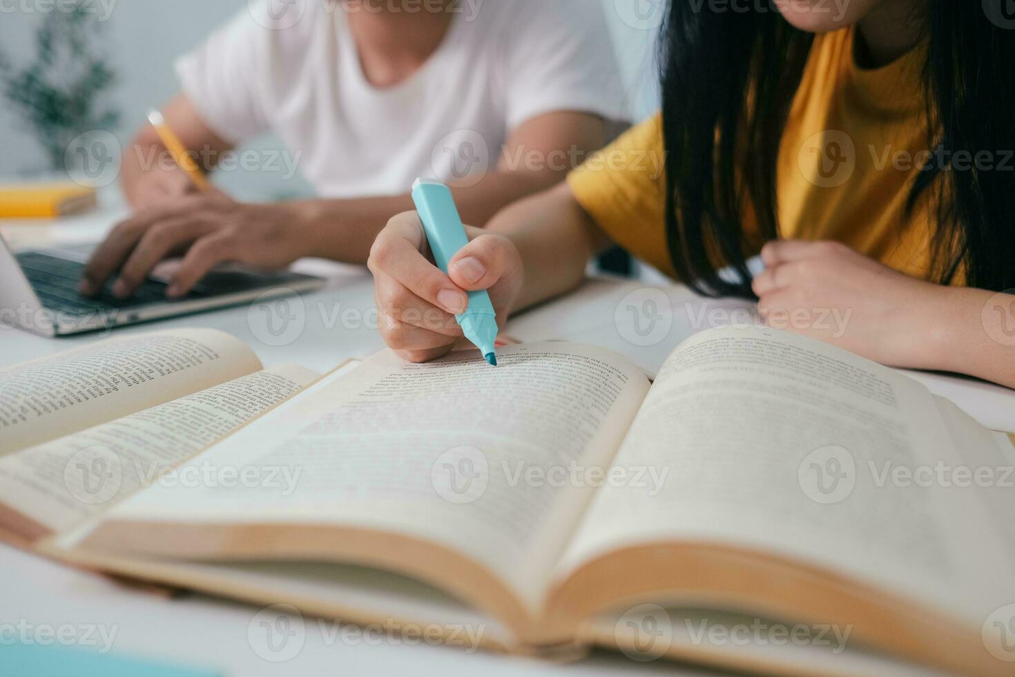 jong studenten campus helpt vriend vangen omhoog en aan het leren. foto