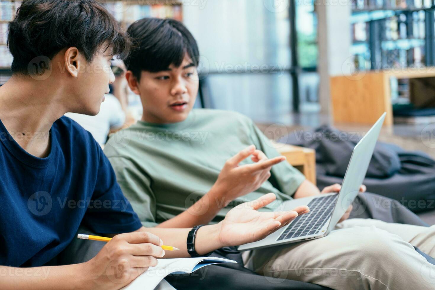 jong studenten campus helpt vriend vangen omhoog en aan het leren. foto