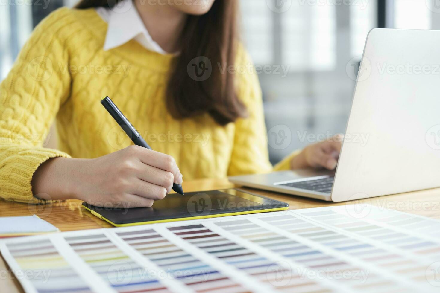 jonge fotograaf en grafisch ontwerper aan het werk op kantoor. foto