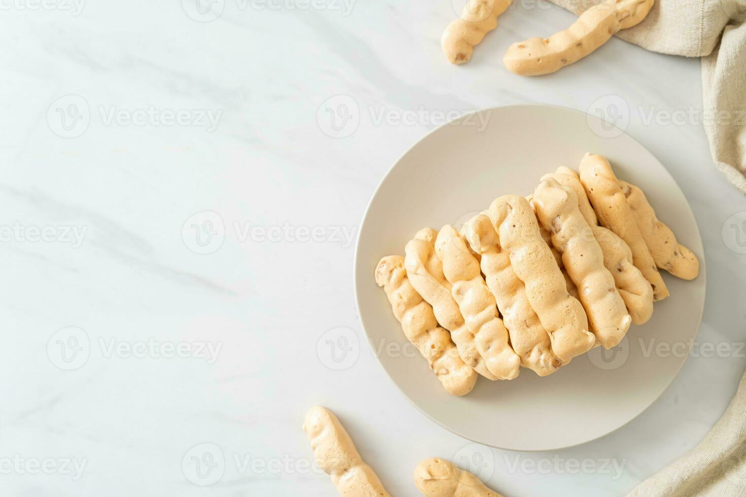 amandelen meringue stok op bord foto