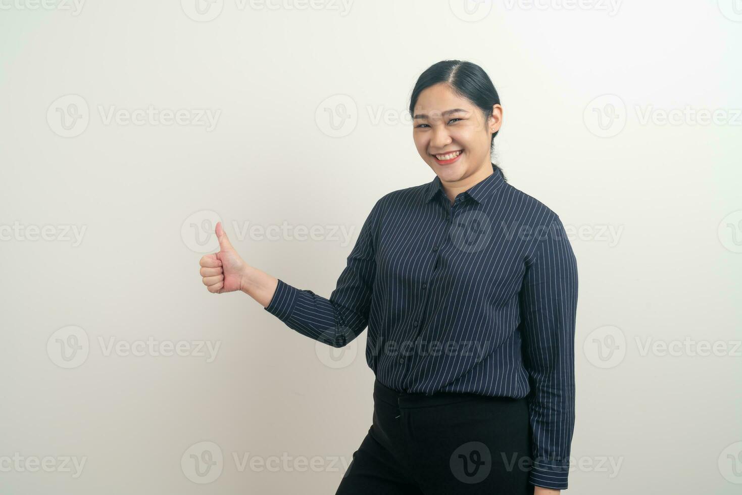 Aziatische vrouw met duim omhoog witte achtergrond foto