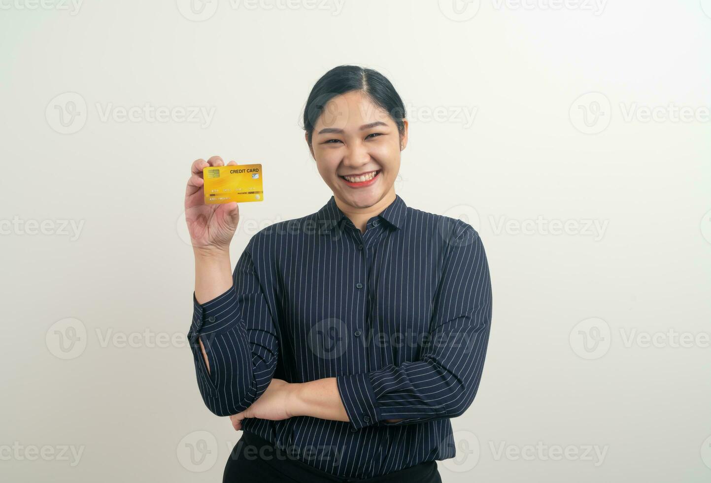 Aziatische vrouw met creditcard met witte achtergrond foto