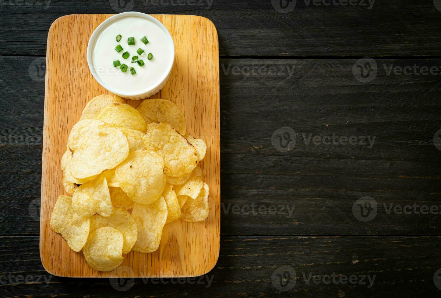 Aardappelchips met zure room foto