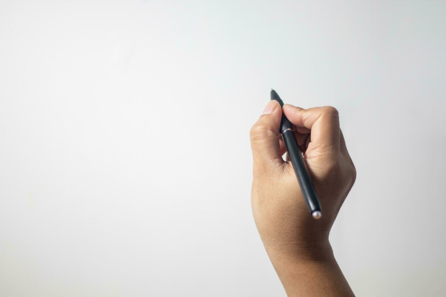 hand- Holding pen Aan wit achtergrond foto