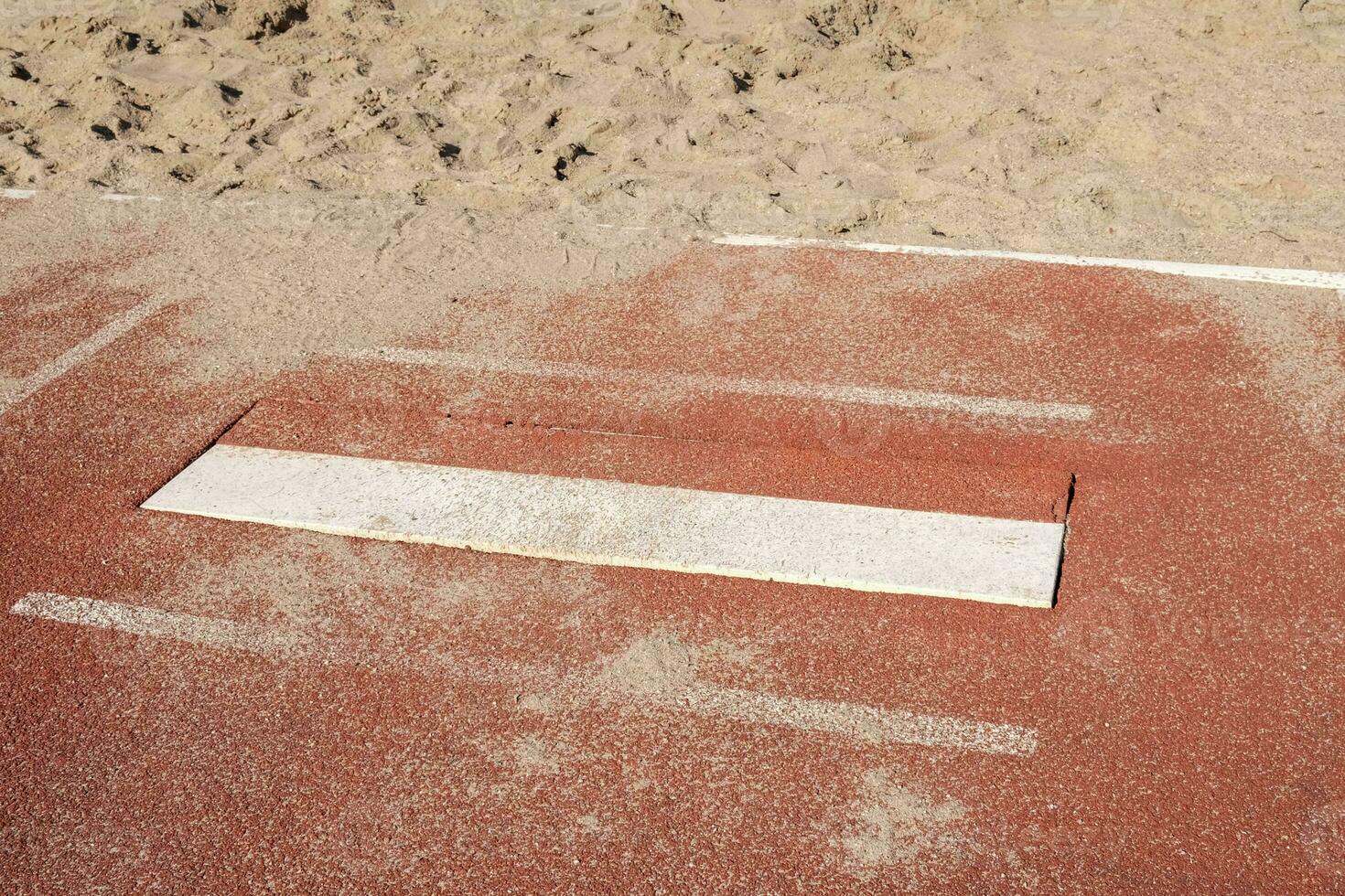 jumping bord van een lang springen faciliteit met zand pit foto