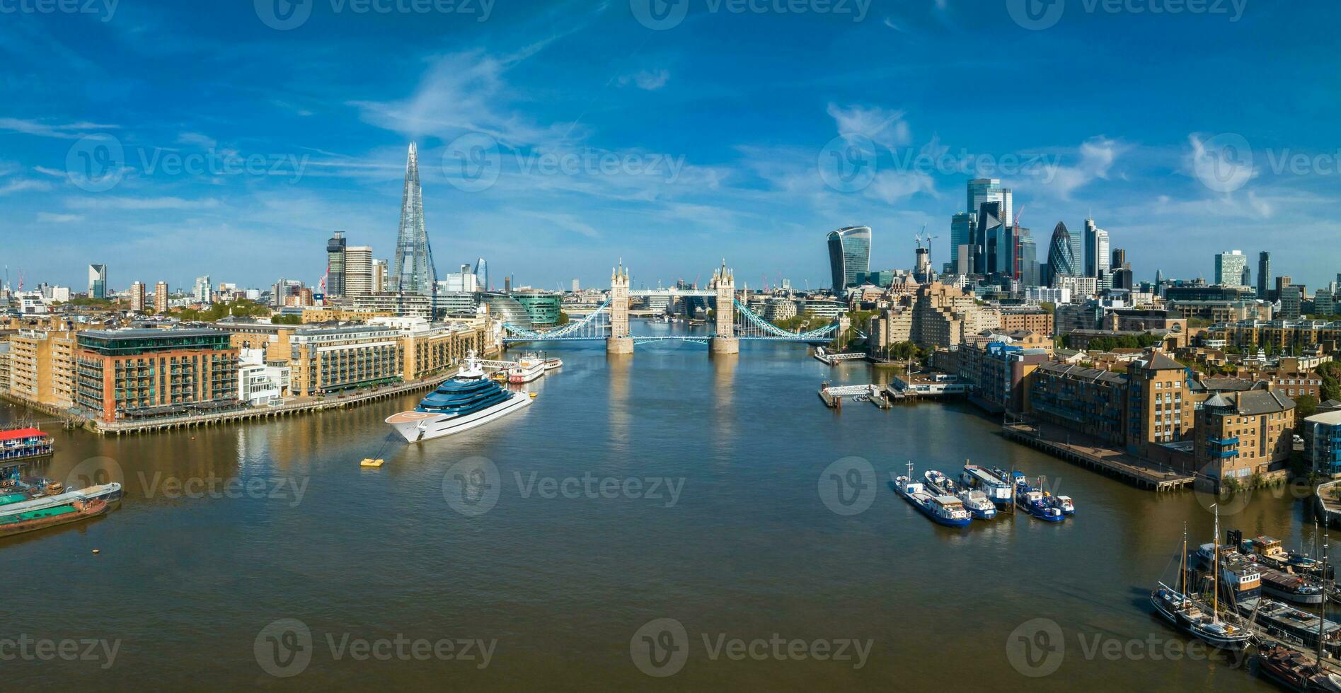 iconisch toren brug Verbinden londen met Southwark Aan de Theems rivier- foto