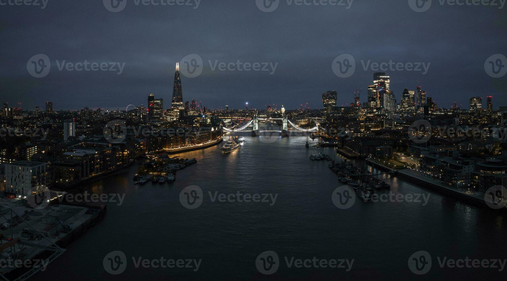 antenne nacht visie van de toren brug in Londen. foto