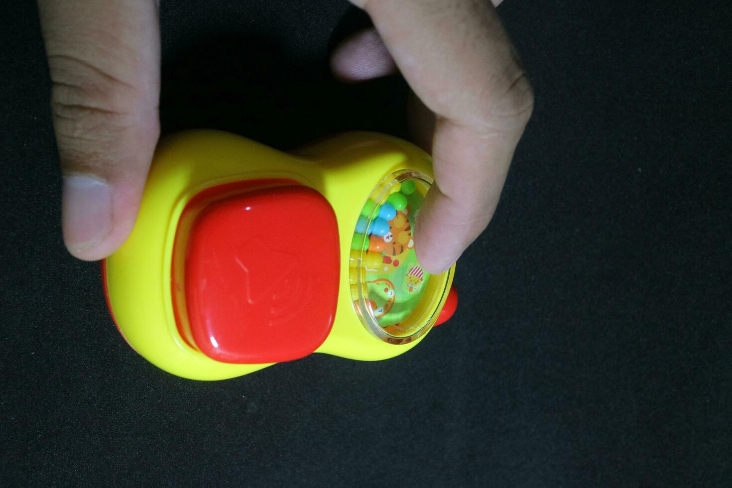 schattig geel handig spraakzaam speelgoed- in hand- foto