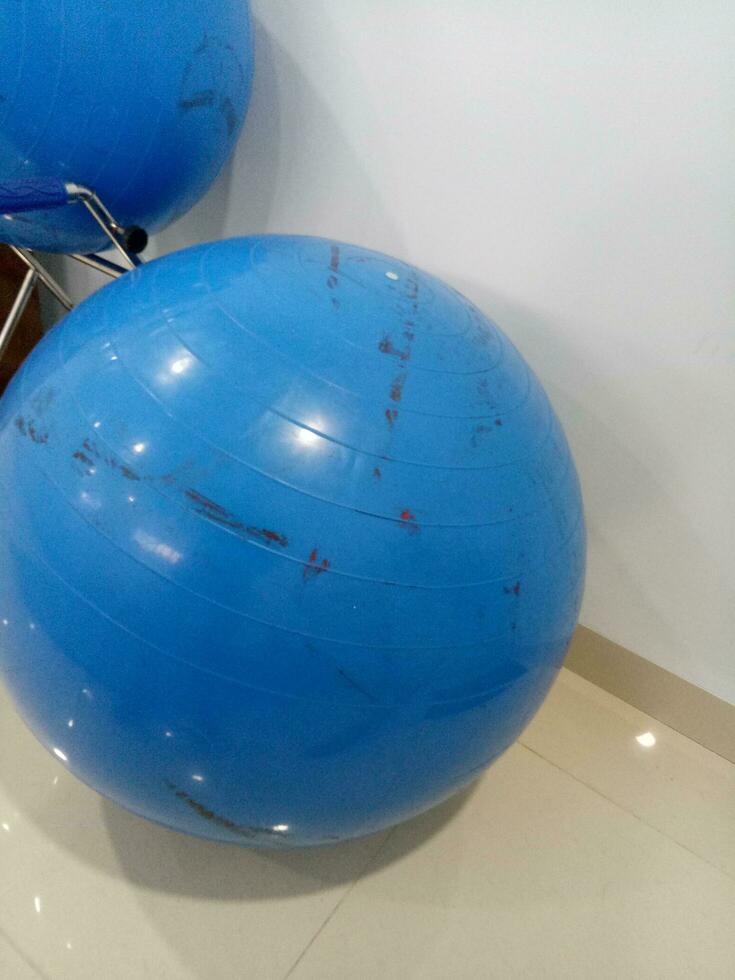 groot blauw Sportschool bal in de hoek van de kamer foto