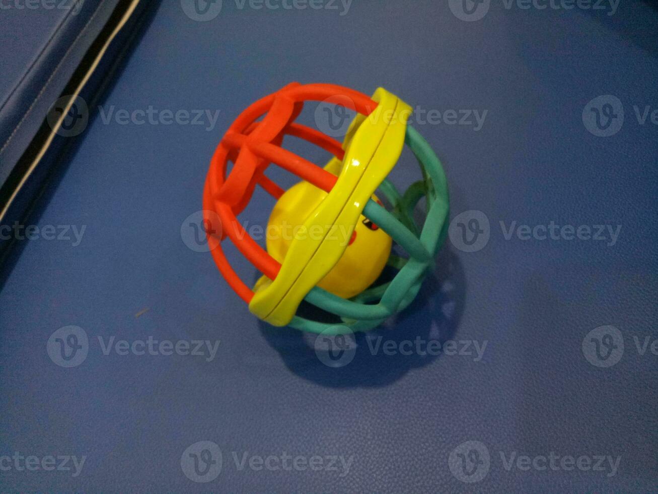 bal speelgoed- met kleurrijk plastic spaken met een luid geluid voor baby's foto